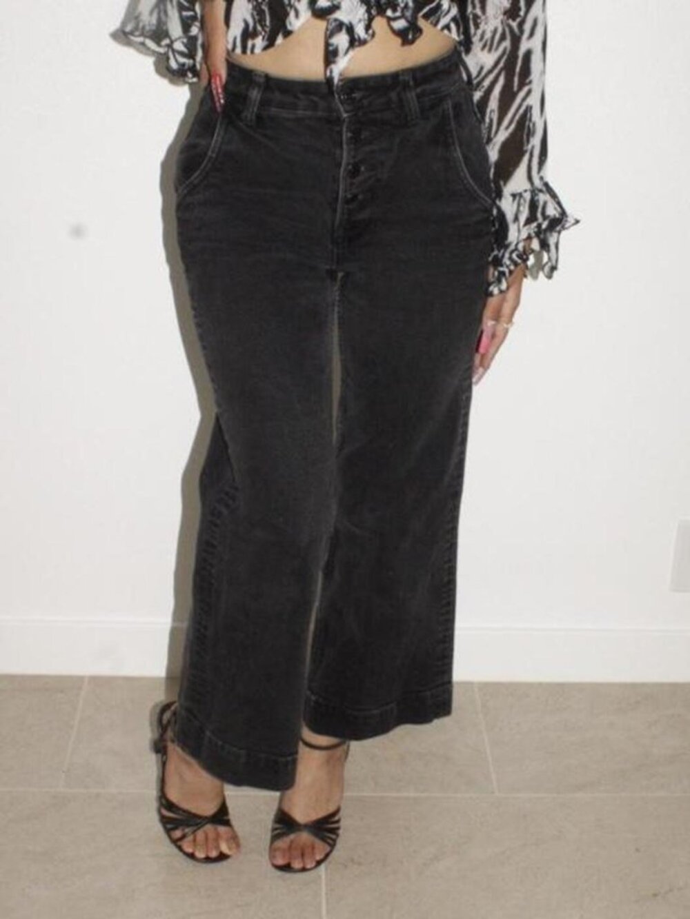 Everlane The Wide Leg Jean in black. Cotton,...